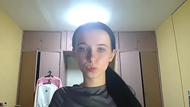 Snapshot of Emilia_Light chatting on 10-04-25, 06:39 Emilia Light online show from 10-04-25, 06:39