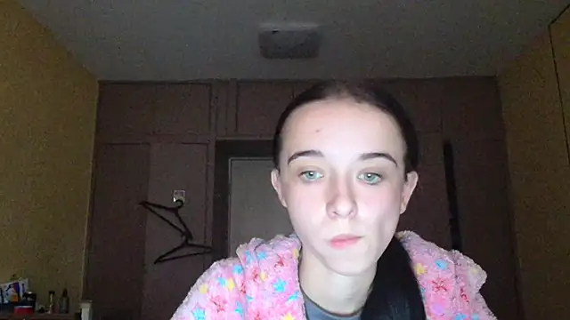 Snapshot of Emilia_Light chatting on 10-13-25, 06:24 Emilia Light online show from 10-13-25, 06:24
