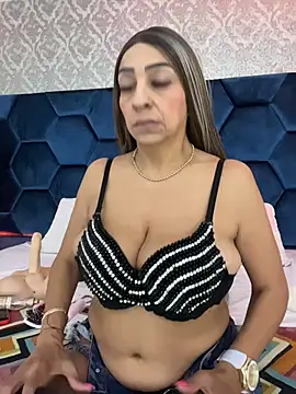 Snapshot of Angelina_Roa chatting on 07-20-26, 02:19 Angelina Roa online show from 07-20-26, 02:19
