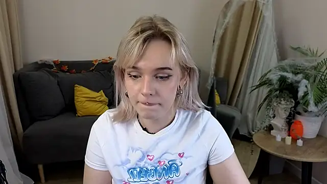 Snapshot of MayWins chatting on 10-29-25, 09:27 MayWins online show from 10-29-25, 09:27