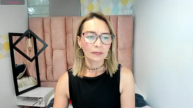 Issa Milf   online show from 04-21-26, 01:17