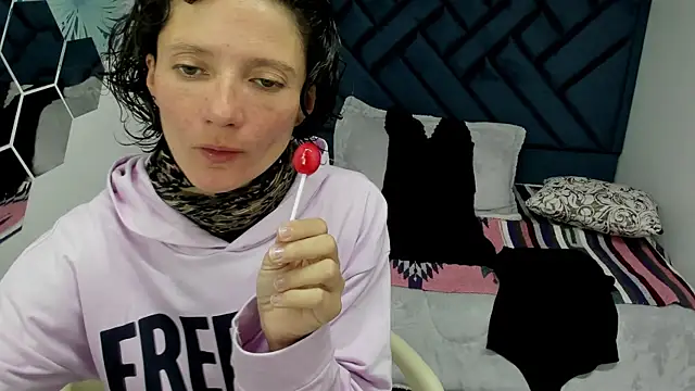 Snapshot of Valery_More__ chatting on 10-25-25, 12:13 Valery More online show from 10-25-25, 12:13