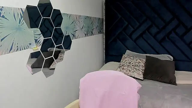 Snapshot of Valery_More__ chatting on 10-30-25, 12:17 Valery More online show from 10-30-25, 12:17