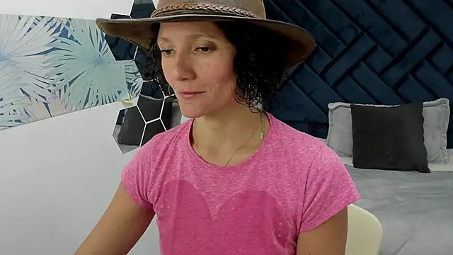 Snapshot of Valery_More__ chatting on 11-21-25, 12:37 Valery More online show from 11-21-25, 12:37