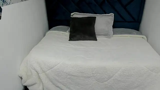 Snapshot of Valery_More__ chatting on 11-26-25, 12:17 Valery More online show from 11-26-25, 12:17