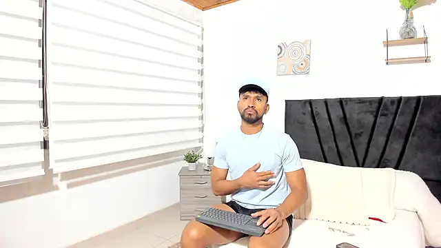 Taylormaccurdy  online show from 10-06-25, 02:47