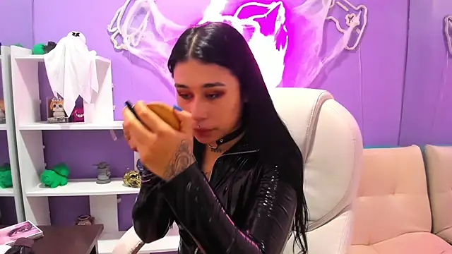 SusanVilla online show from 10-25-25, 02:56