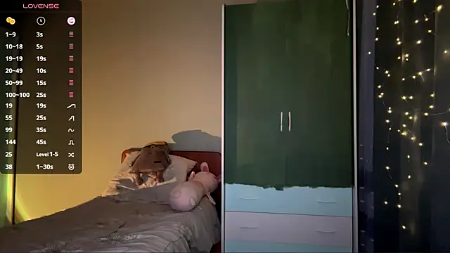 EmiIyKitty online show from 12-19-25, 06:48