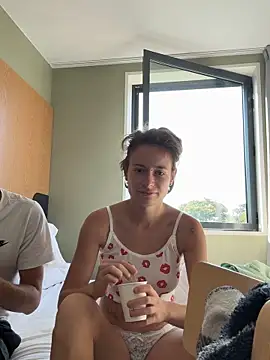 GoldenPussy1329 online show from 06-18-26, 07:41