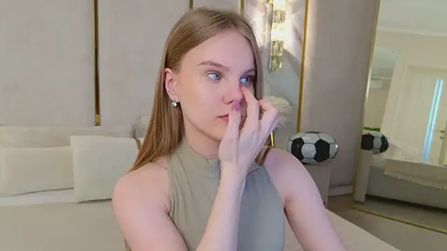 Snapshot of Lili_Lohan chatting on 07-16-26, 05:02 Lili Lohan online show from 07-16-26, 05:02