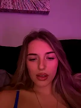 Snapshot of EllieEllxx chatting on 10-18-25, 07:14 EllieEllxx online show from 10-18-25, 07:14