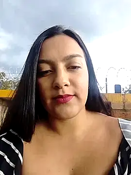 Snapshot of Sexy_Nayra_outdoors chatting on 10-15-25, 09:04 Sexy Nayra outdoors online show from 10-15-25, 09:04