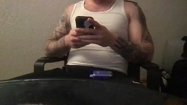 Snapshot of TheGreatWhite33 chatting on 04-30-26, 12:22 TheGreatWhite33 online show from 04-30-26, 12:22