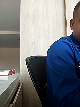 Snapshot of Roberto27051 chatting on 10-04-25, 08:40 Roberto27051 online show from 10-04-25, 08:40
