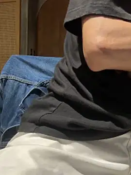 Snapshot of HenryLee1983-cums chatting on 06-01-26, 03:36 HenryLee1983-cums online show from 06-01-26, 03:36