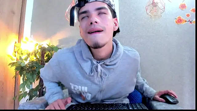 Snapshot of Axelwiliams chatting on 10-08-25, 06:27 Axelwiliams online show from 10-08-25, 06:27