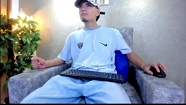 Snapshot of Axelwiliams chatting on 10-10-25, 06:07 Axelwiliams online show from 10-10-25, 06:07