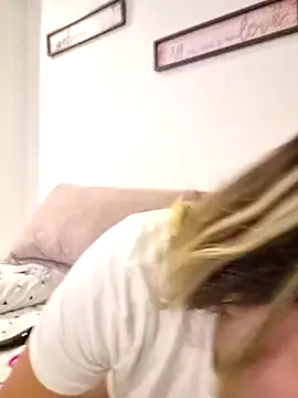 Snapshot of Zoe_riivas chatting on 04-18-26, 11:03 Zoe riivas online show from 04-18-26, 11:03