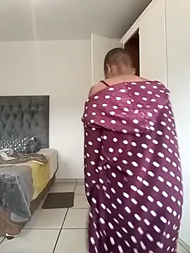 Snapshot of MissBubbles04 chatting on 10-18-25, 05:10 MissBubbles04 online show from 10-18-25, 05:10