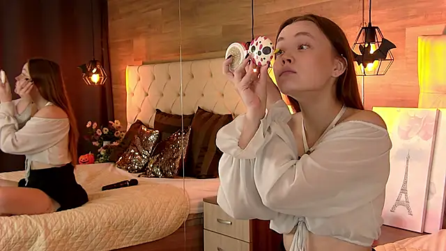 Snapshot of EmmaCamm chatting on 10-28-25, 07:01 EmmaCamm online show from 10-28-25, 07:01