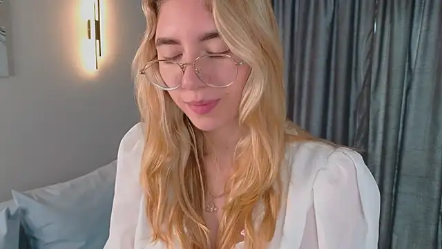 Snapshot of KatherineWill chatting on 10-19-25, 02:18 KatherineWill online show from 10-19-25, 02:18