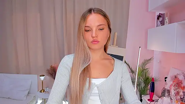 Snapshot of JulieLupo chatting on 10-02-25, 07:04 JulieLupo online show from 10-02-25, 07:04