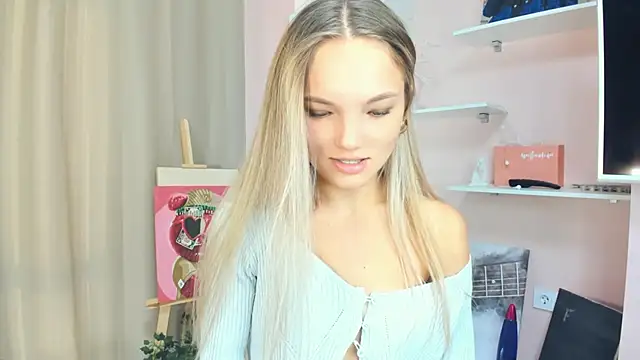 Snapshot of JulieLupo chatting on 10-05-25, 06:12 JulieLupo online show from 10-05-25, 06:12