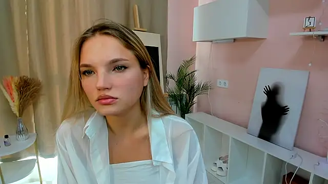 Snapshot of JulieLupo chatting on 10-08-25, 06:11 JulieLupo online show from 10-08-25, 06:11