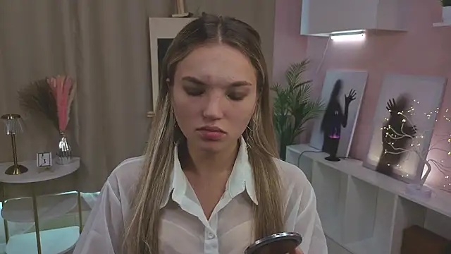 Snapshot of JulieLupo chatting on 10-12-25, 06:12 JulieLupo online show from 10-12-25, 06:12