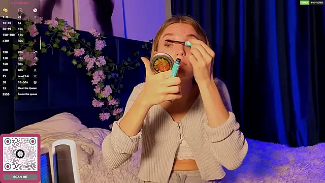 Snapshot of JulieLupo chatting on 10-28-25, 06:06 JulieLupo online show from 10-28-25, 06:06