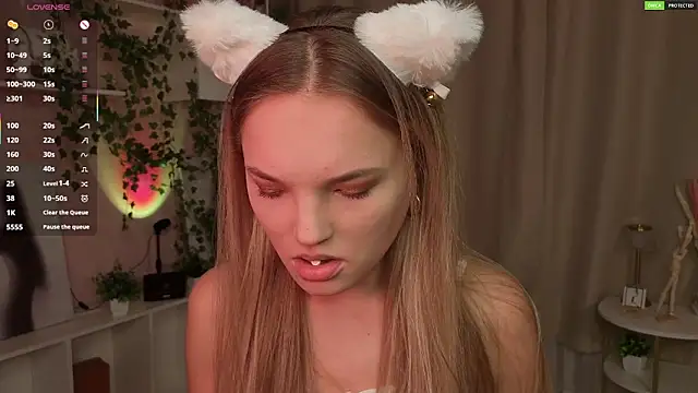 Snapshot of JulieLupo chatting on 11-21-25, 06:12 JulieLupo online show from 11-21-25, 06:12