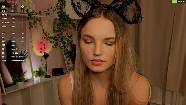 Snapshot of JulieLupo chatting on 11-30-25, 06:06 JulieLupo online show from 11-30-25, 06:06