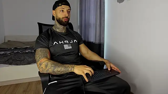 MasculineGuy99 online show from 11-06-25, 06:58