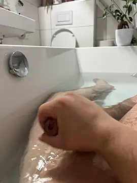 Snapshot of DomnHuan chatting on 10-10-25, 06:40 DomnHuan online show from 10-10-25, 06:40