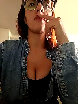 Snapshot of Jade_1-9 chatting on 12-16-25, 05:40 Jade 1-9 online show from 12-16-25, 05:40