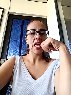 Snapshot of Jade_1-9 chatting on 12-19-25, 04:03 Jade 1-9 online show from 12-19-25, 04:03