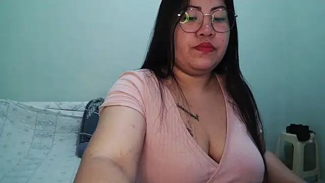 Snapshot of TeaseNPlease_13 chatting on 12-15-25, 09:52 TeaseNPlease 13 online show from 12-15-25, 09:52