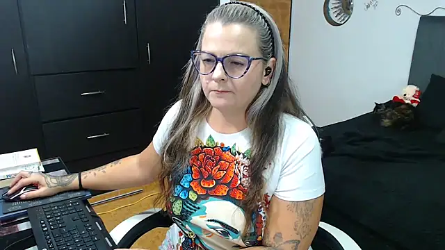 perlagoloza05 online show from 10-28-25, 03:43