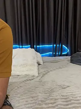 vickyandtania online show from 02-08-26, 05:05