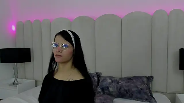 Alanha   online show from 11-19-25, 03:17