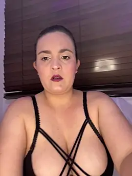 Anyhot latina online show from 10-31-25, 01:06