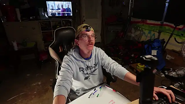 Snapshot of AverageMaleJay chatting on 11-04-25, 01:48 AverageMaleJay online show from 11-04-25, 01:48