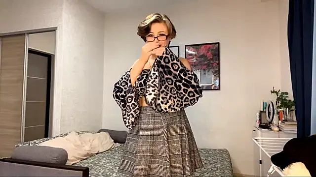 LunaMoonstar online show from 10-18-25, 05:25