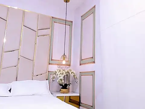 Laia 18 online show from 10-20-25, 11:43