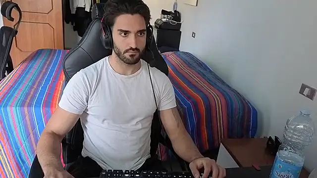 Al3xox02 online show from 04-15-26, 01:40