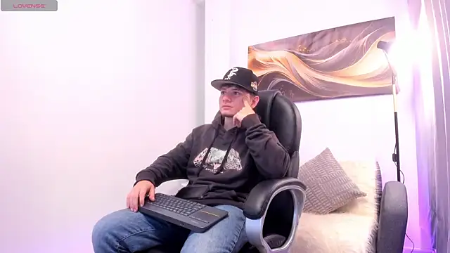 Leoo Miller online show from 11-25-25, 03:50