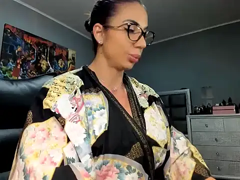 Snapshot of Alesyamuscledoll@xh chatting on 11-28-25, 08:33 Alesyamuscledollxh online show from 11-28-25, 08:33