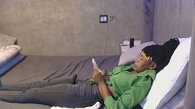 Snapshot of petite_queenx chatting on 10-25-25, 02:02 petite queenx online show from 10-25-25, 02:02