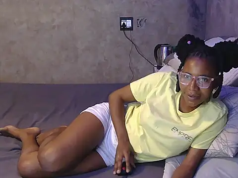 Snapshot of petite_queenx chatting on 10-28-25, 02:42 petite queenx online show from 10-28-25, 02:42