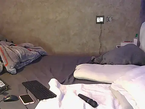 Snapshot of petite_queenx chatting on 11-10-25, 02:10 petite queenx online show from 11-10-25, 02:10